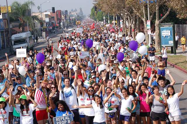 Thousands in Los Angeles participate in the 2009 AIDS Walk/Courtesy aidswalkla